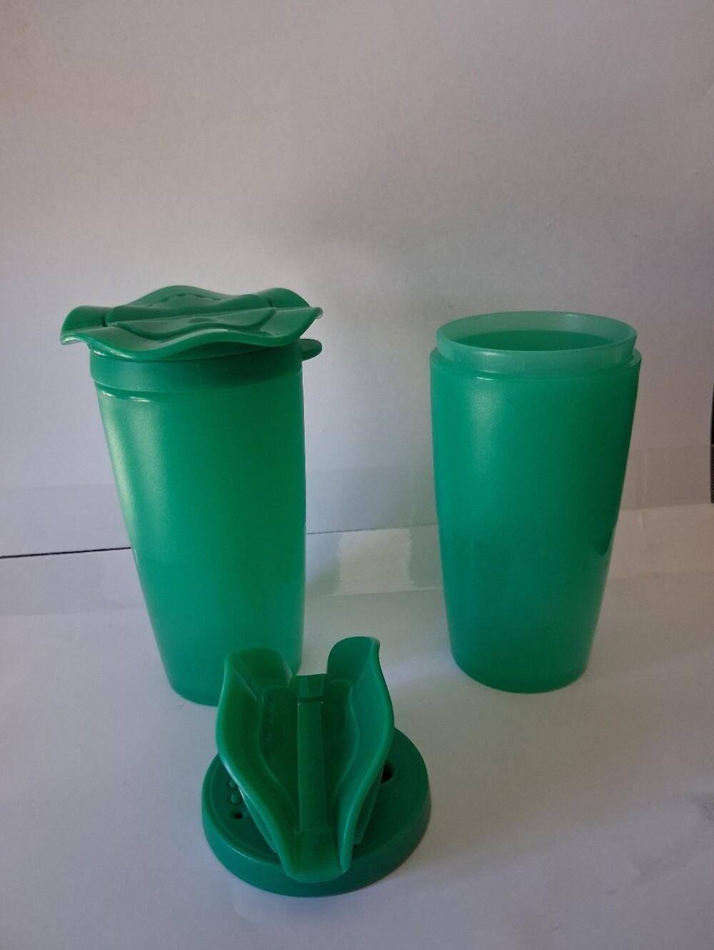 Tupperware RETIRED Flower Top Salt/pepper Shaker Set -green